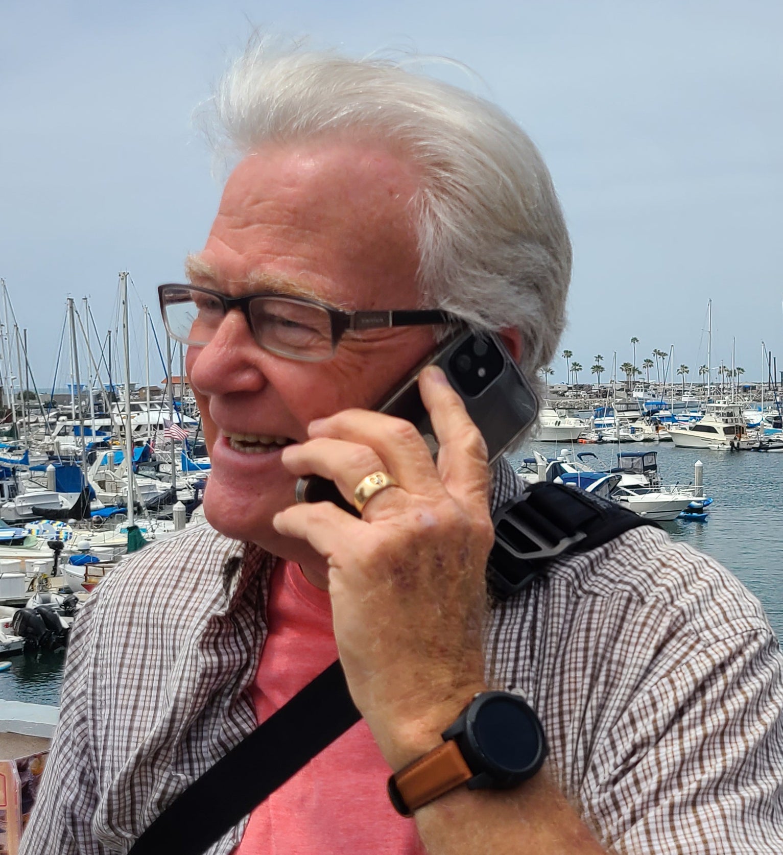 Long battery life senior medical alert smartwatch with easy charging dock